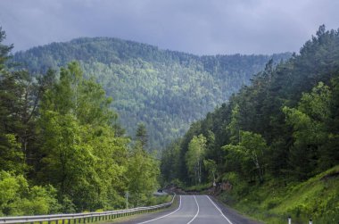 Güzel manzarası ve altay doğa manzara. Yol ve otoyol altay içinde görkemli dağlar, zemin karşı umudu ormanları ile kaplı.