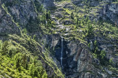 Güzel manzarası ve altay doğa manzara. Güzel ve yüksek şelale ve Altay Dağları ve kayalar stream.