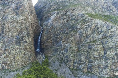 Güzel manzarası ve altay doğa manzara. Güzel ve yüksek şelale ve Altay Dağları ve kayalar stream.