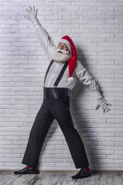 Седовласый Бородатый Мужчина Черных Брюках Белая Рубашка Подтяжки Образе Санта — стоковое фото