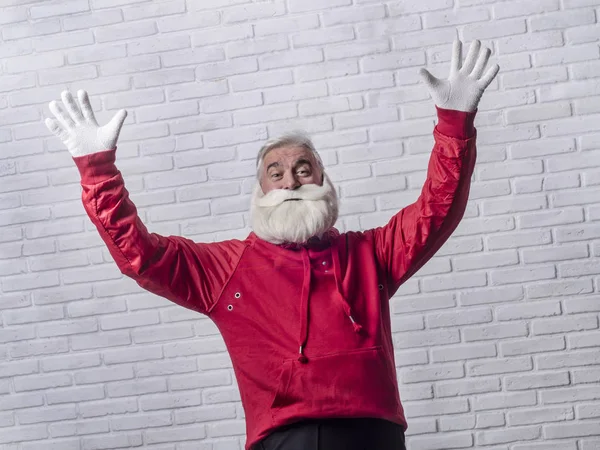 Седой Бородатый Мужчина Красной Куртке Образу Санта Клауса Стоит Белой — стоковое фото