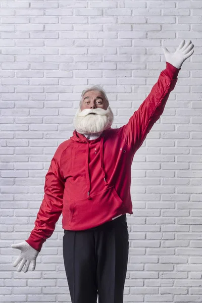 Седой Бородатый Мужчина Красной Куртке Образу Санта Клауса Стоит Белой — стоковое фото