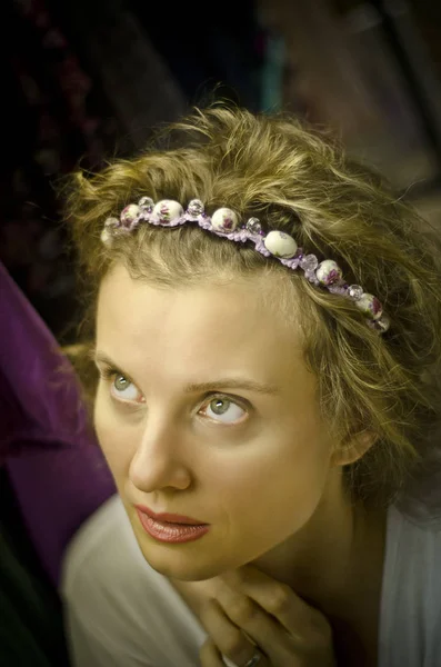 Schöne Frau mit einem Reifen auf dem Kopf. Frau schöne europäische braunhaarige Frau mit einem Reifen auf dem Kopf. — Stockbild Schöne Frau Mit Einem Reifen Auf Dem Kopf Frau Schöne — Stockfoto