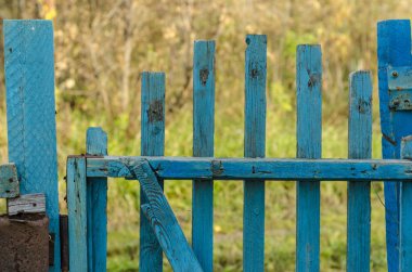 Güzel nesneler yedinci arazide. Mavi örgü ve Sonbahar Doğa arka plan üzerinde ahşap kapı.