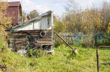 Köy ve kırsal kesimde sonbahar. Güzel köy ve yaz evleri ve kırsal manzara sonbahar öğleden sonra.