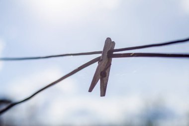 Çok sayıda nesne ve kırsal kesimde ürünleri. Antika ahşap mandal ve giysi kurutma makinesi asılı bir ip üzerinde gece ve yaz kırsal zemin karşı.