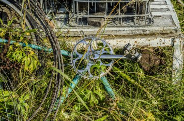 Çok sayıda nesne ve kırsal kesimde ürünleri. Eski ve kırık bisiklet içinde belgili tanımlık yaz ve öğleden sonra çim üzerinde yalan.