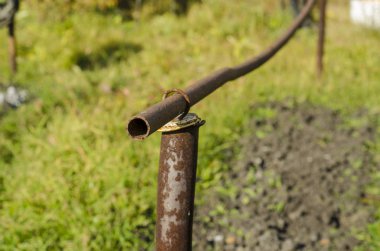 Çok sayıda nesne ve kırsal kesimde ürünleri. Gece ve kırsal zemin karşı yaz bahçede eski metal konstrüksiyon.
