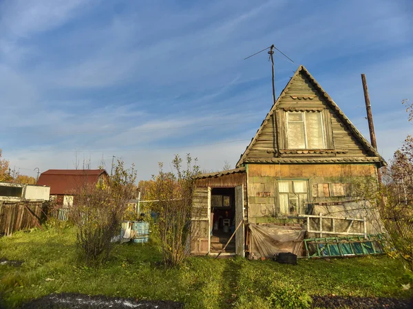 村と秋の田園地帯 秋の午後の農村風景と夏の家の美しい村 — ストック写真