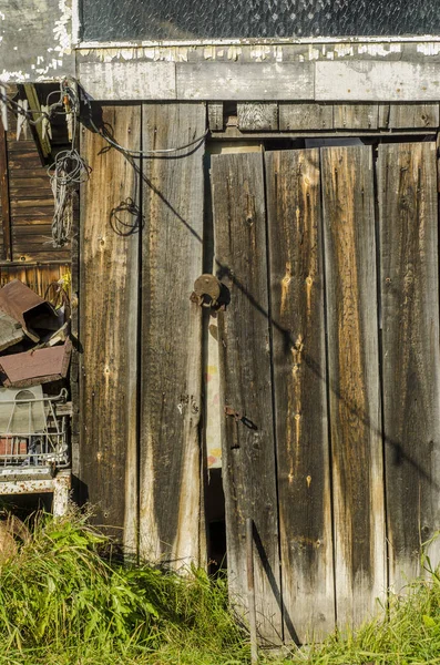 Muchos Objetos Productos Campo Antiguo Cobertizo Madera Con Una Puerta — Foto de Stock