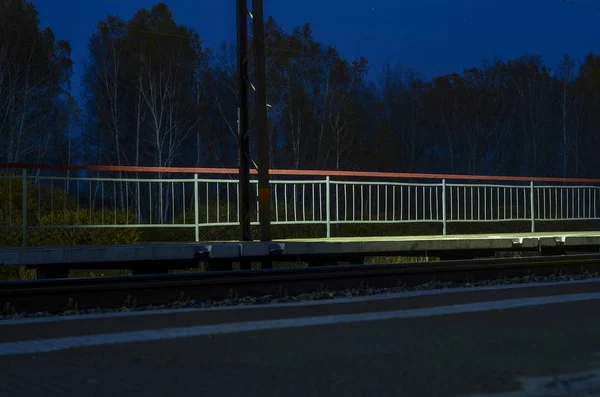 Kolejowej Godzinach Wieczornych Piękne Tajemnicze Kolejowych Platformy Wieczorem Nocy — Zdjęcie stockowe