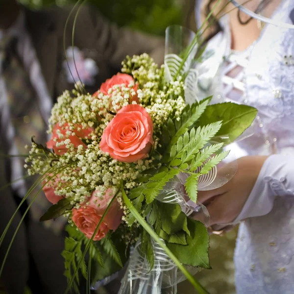 Vackra Och Ljusa Blommor Vacker Bukett Röda Rosor Händerna Bruden — Stockfoto
