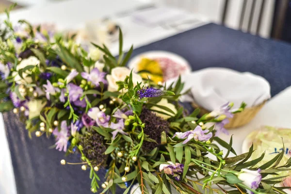 Schöne Und Leuchtende Blumen Ein Schöner Strauß Lila Weißer Und — Stockfoto