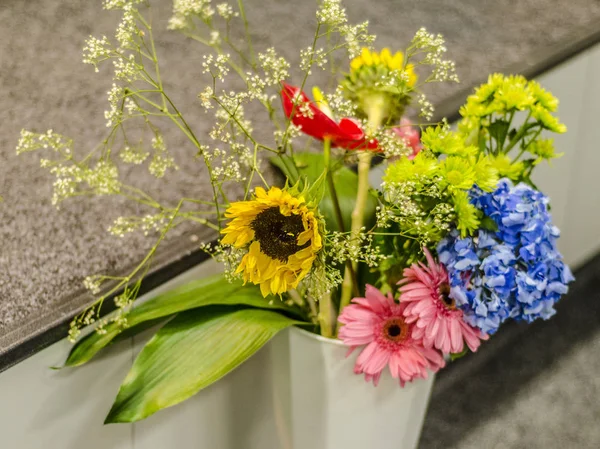 Красивые Яркие Цветы Красивый Разноцветный Букет Разных Цветов Вазе — стоковое фото