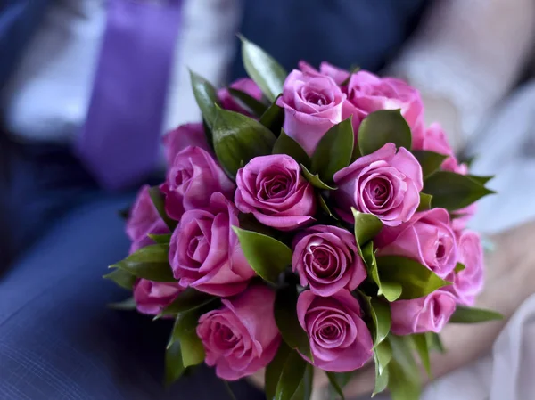 Jasne Piękne Kwiaty Piękny Bukiet Fioletowych Róż Stole Wnętrzu — Zdjęcie stockowe