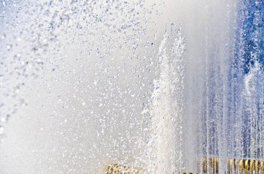 Güzel ve özgün çevre pınarlarına. Güzel bir çeşme ile ilginç bir yaz öğleden sonra arkadan aydınlatmalı güneş ile kentsel bir ortamda jetleri ritmine.