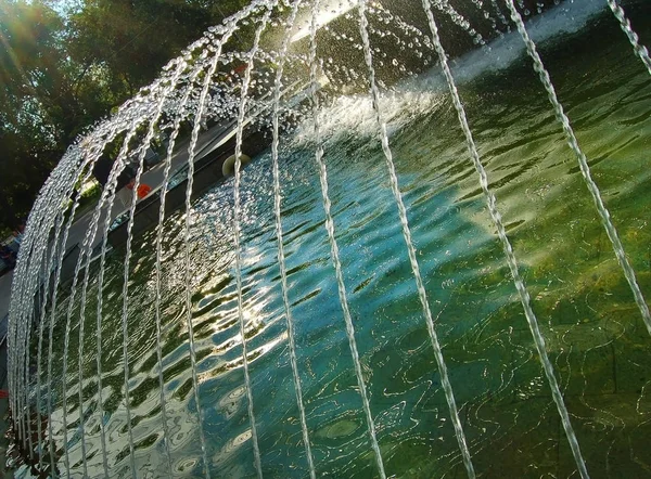 一个美丽的喷泉与喷气飞机的节奏 游泳池和一个坦克收集水和边界在夏季下午的城市背景下 — 图库照片
