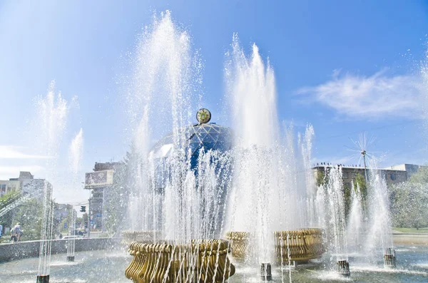 Beautiful Fountain Rhythm Jets Swimming Pool Tank Collecting Water Border — Stock Photo, Image