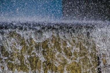 Güzel ve özgün çevre pınarlarına. Güzel bir çeşme bir duvar şeklinde jetler ve duvak yaz öğleden sonra arka ışık güneş ile ilginç bir ritim ile.