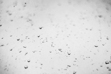Zor, anlaşılmaz, özgün ve ilginç doku, desen ve arka planını saydam cam, cam yüzeyine yağmur su damlaları.