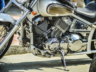 Şehrin arka plan üzerinde motosiklet. Güzel ve şık dinamik ve acımasız motor ve motor modern bir motosikletin arka planı kentin yakın mesafeden.