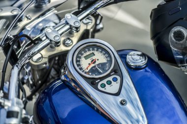 Şehrin arka plan üzerinde motosiklet. Güzel ve şık kontrol paneli ve şehrin arka planı yakın mesafeden modern motosiklet açık.