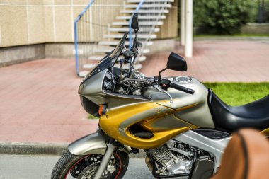 Şehrin arka plan üzerinde motosiklet. Güzel ve şık kontrol paneli ve şehrin arka planı yakın mesafeden modern motosiklet açık.