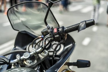 Şehrin arka plan üzerinde motosiklet. Güzel ve şık kontrol paneli ve şehrin arka planı yakın mesafeden modern motosiklet açık.
