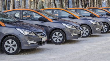Modern araba bir kentsel ortamda. Birçok üst üste şık duran ve bir kentsel ortamda bir kış gününde güzel modern arabalar.