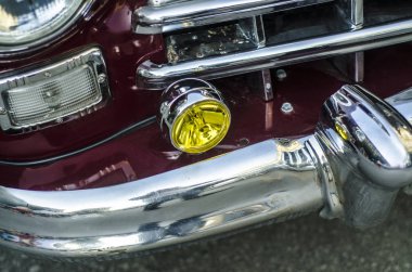 Vintage arabalar ve bunların öğeleri. Güzel ve şık ön panel ve bir vintage, eski ve klasik kırmızı retro arabadan yakın mesafeden önünde.