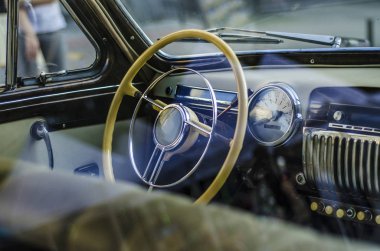 Vintage arabalar ve bunların öğeleri. Güzel ve şık bir vintage, eski ve vintage retro araba taksi ve kontrol paneli.