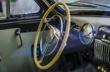 Vintage arabalar ve bunların öğeleri. Güzel ve şık bir vintage, eski ve vintage retro araba taksi ve kontrol paneli.