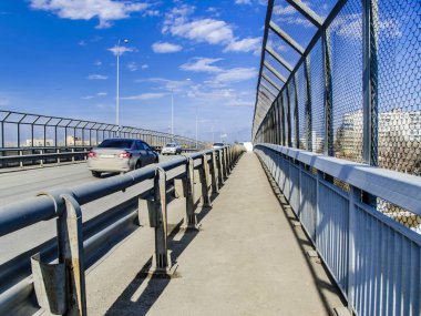 Köprü ve Üstgeçit arabalarla. Güçlü ve güçlü Köprüsü ve Üstgeçit çitler ve araçların mavi gökyüzü ile.