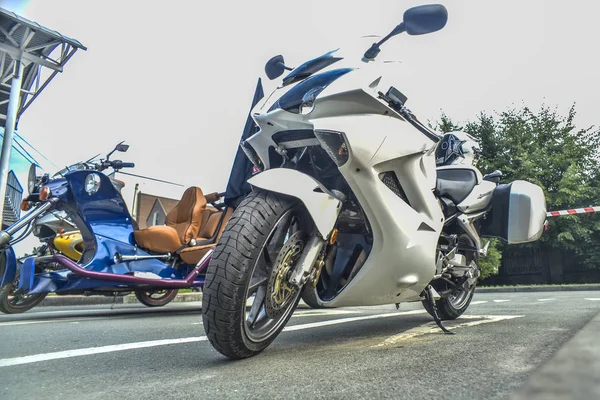 Motorräder Auf Dem Hintergrund Der Stadt Schöne Und Stylische Dynamische — Stockfoto