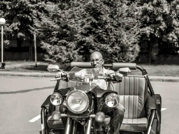 Motorräder Auf Dem Hintergrund Der Stadt Schöne Und Stylische Dynamische — Stockfoto