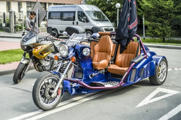 Motorfietsen op de achtergrond van de stad. — Stockfoto