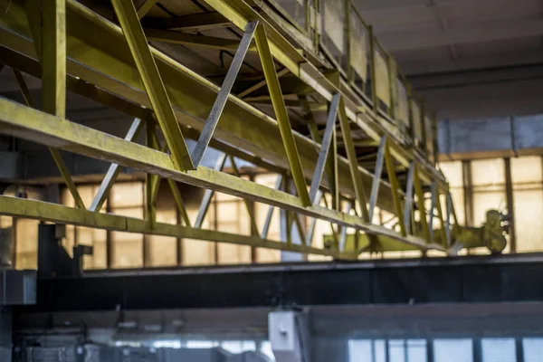 工业和技术对象 工厂车间残酷的龙门和起重机横梁上的美丽景色和背景 — 图库照片