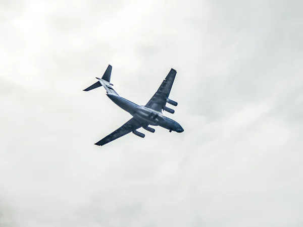 Endüstriyel Teknolojik Nesneler Güzel Manzarası Bir Uçak Geniş Bulutlarda Uçan — Stok fotoğraf