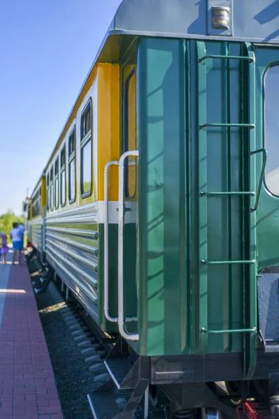 工业和技术对象 在夏季和下午的城市背景下 在绿色火车车厢的美丽景色和背景 — 图库照片