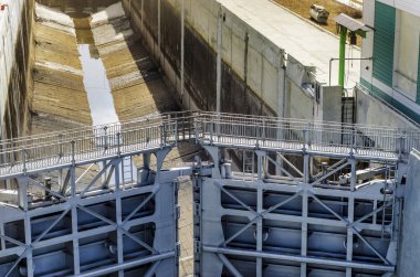 Güçlü ve güçlü ağ geçidi ve ağ geçidi ağ geçidi. Güçlü ve güçlü ağ geçitleri ve yakın mesafeden açın ağ geçitleri.