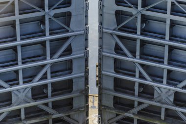 Güçlü ve güçlü ağ geçidi ve ağ geçidi ağ geçidi. Güçlü ve güçlü ağ geçitleri ve yakın mesafeden açın ağ geçitleri.