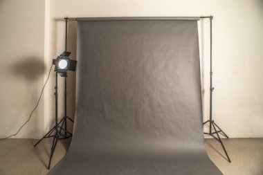 Güzel iç fotoğraf stüdyosu tarzında. Güzel, büyük bir pencere ve bir fotoğraf stüdyosu tarzı geniş bir iç.