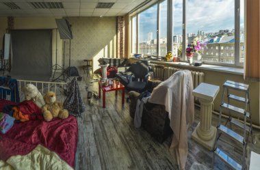 Güzel iç tarzı. Güzel bir büyük pencere iç işleri ve mobilya retro ve vintage tarzı ile.