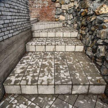 Stone park imkanları. Güzel ve görkemli taş ocağı park tesisleri ile bir taş döşeme merdiven.