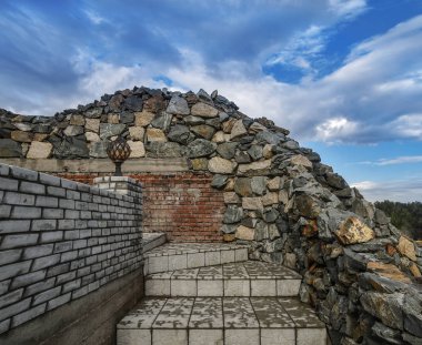 Stone park imkanları. Güzel ve görkemli taş ocağı park tesisleri taş döşeme arka planı mavi gün gökyüzü yapılmış bir merdiven ile.