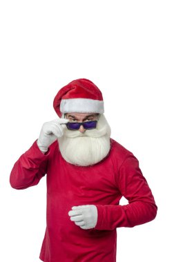 Beyaz bir arka plan üzerinde Noel Baba. Bir beyaz izole arka plan üzerinde siyah gözlük komik ve modern Noel Baba'ya kutladı.