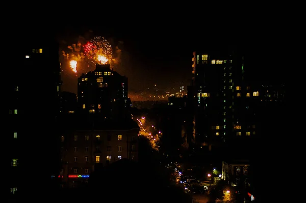 Lindos Fogos Artifício Noite Saudação Multicolorida Bonita Majestosa Colorida Contrastando — Fotografia de Stock