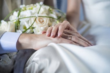 Düğün tema ve stil. Gelin ve damat elleri beyaz güller güzel ve şık buket ile birlikte düzenlenmektedir.