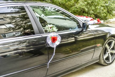Düğün tema ve stil. Düğün dekor ve dekorasyon düğün araba kapıda kırmızı ve beyaz gül.