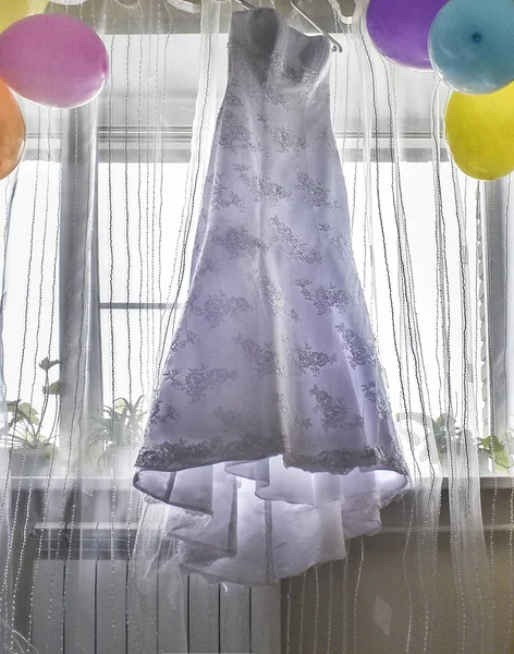 Svatební Téma Styl Bílé Svatební Šaty Visí Pozadí Okna Ospalý — Stock fotografie